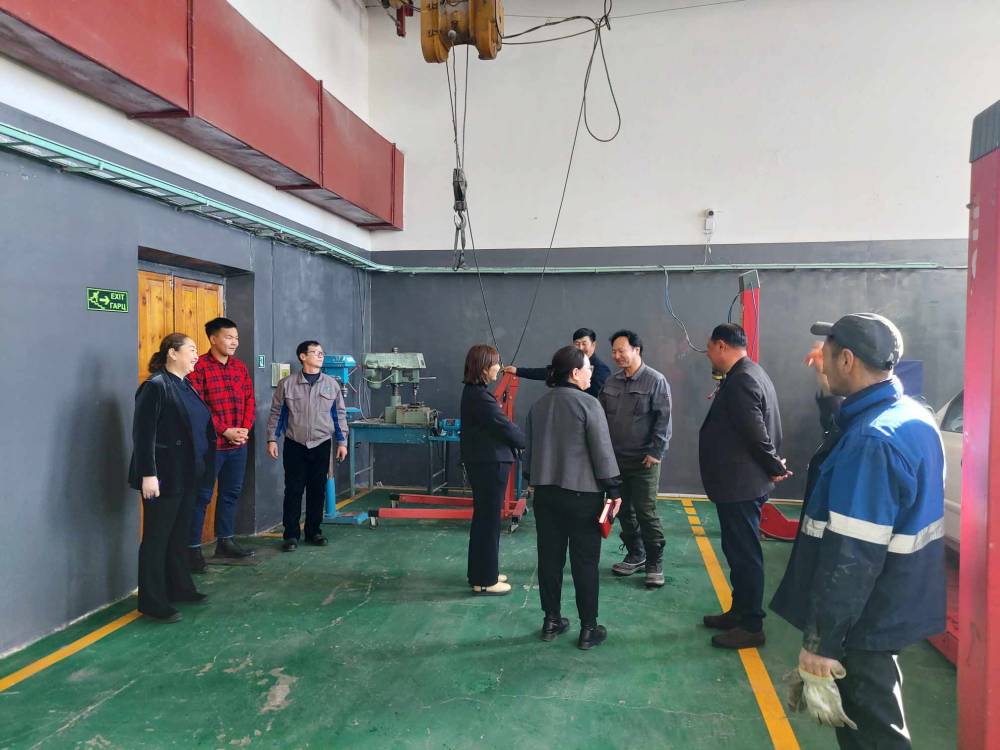 Боловсролын яамны Мэргэжлийн боловсролын газрын дарга У.Өлзийцэцэг,  Боловсролын үнэлгээний төвийн дарга Г.Гантуяа нар уулзалт хийж байна